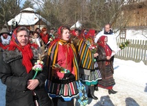 W czasie procesji na pola śpiewom przewodniczyły członkinie zespołów ludowych