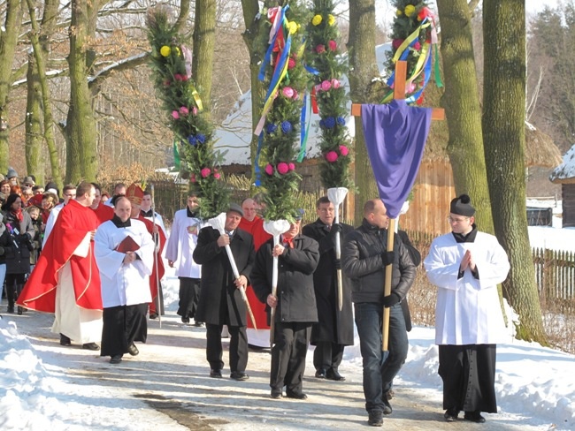 Msza św. i procesja w radomskim skansenie