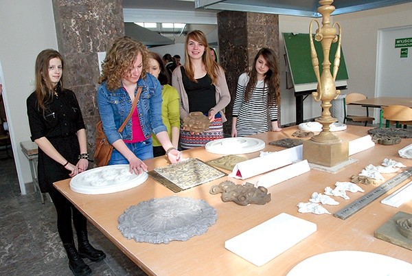  Uczennice prezentują swój dorobek z zakresu sztukaterii i kamieniarstwa 