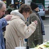 W niedzielę wielkanocną bp Piotr Libera zaprasza do świątecznego stołu ubogich diecezjan. Są w Polsce miasta, gdzie wielkanocne śniadania organizowane są od kilku lat. Na zdjęciu: rynek w Prochowicach (dolnośląskie). Od pięciu lat w Wielką Sobotę można tam najeść się do syta. W 2008 roku przy świątecznych stołach pojawiło się ponad 100 osób.