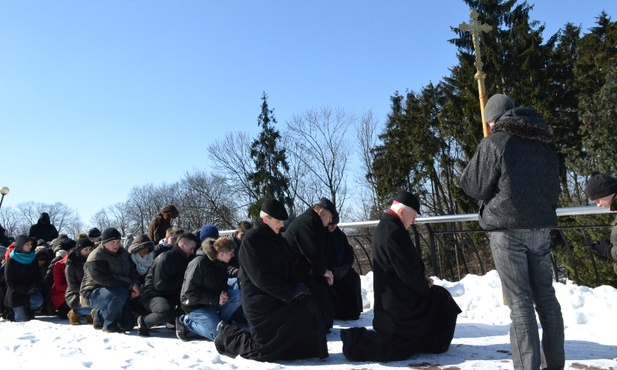 W Drodze Krzyżowej po wałach jasnogórskich wziął udział bp Andrzej F. Dziuba