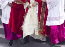 Czemu papież nie nosi czerwonych butów?