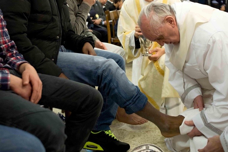 Papież umył stopy 12 nieletnim więźniom