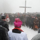 Droga Krzyżowa po śnieżnym szlaku