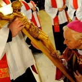 Bp Adam Odzimek odsłonił krzyż, a potem ucałował go jako pierwszy