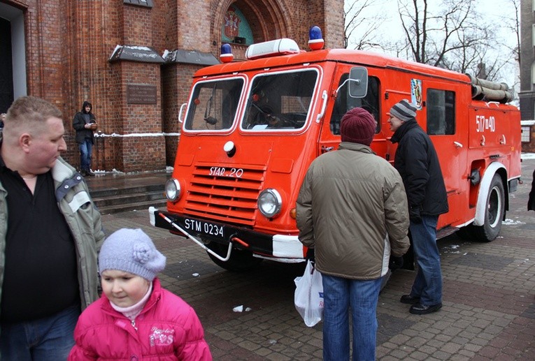 Zabytkowy samochód strażaków zaparkował rpzed praską katedrą