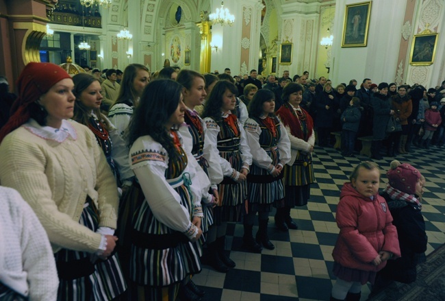 Żywy folklor na Rezurekcji w opoczyńskiej kolegiacie