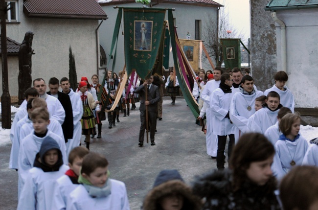 Żywy folklor na Rezurekcji w opoczyńskiej kolegiacie