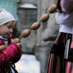 Żywy folklor na Rezurekcji w opoczyńskiej kolegiacie