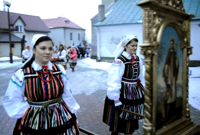 Żywy folklor na Rezurekcji w opoczyńskiej kolegiacie