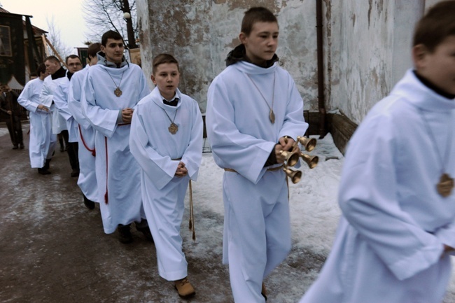 Żywy folklor na Rezurekcji w opoczyńskiej kolegiacie