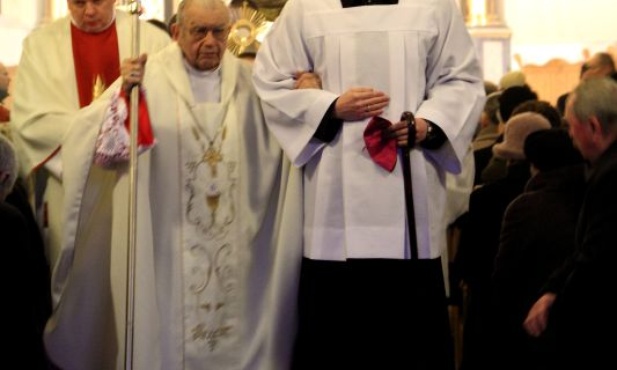 Mszy rezurekcyjnej w kościele pw. Świętego Ducha w Łowiczu przewodniczył biskup senior Alojzy Orszulik