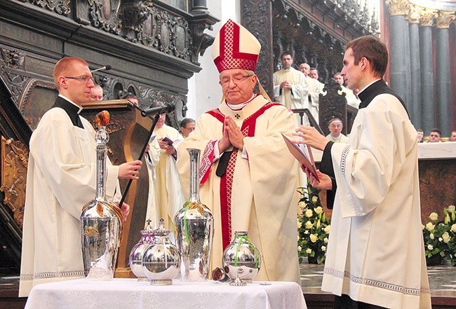 Msza Krzyżma jest okazją do modlitewnego spotkania kapłanów z biskupem. Na zdjęciu: moment poświęcenia oleju