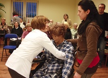  – Pomagając choremu należy zachować takt i szczególną delikatność – przestrzegała Danuta Wieczorek (po lewej)