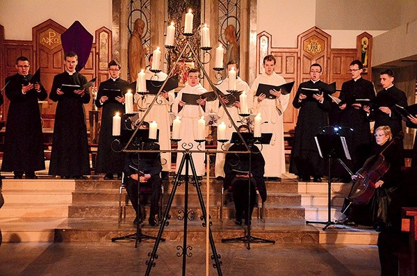  Jeden z festiwalowych koncertów odbył się w kościele Świętej Rodziny. Wykonano tam ciemną jutrznię