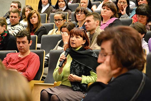  W dyskusję po wykładzie ks. dr. hab. Antoniego Bartoszka włączyło się wielu uczestników