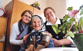 Pani Józefa Pierzchalska to bardzo pogodna osoba. Chociaż dziś mieszka sama, codziennie odwiedzają ją córka Franciszka lub wnuczka Beata