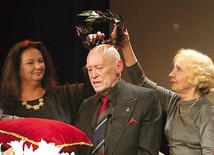  W 2006 r., podczas jubileuszu 60-lecia pracy scenicznej, wawrzynem sławy uwieńczyły jubilata koleżanki – Anna Dymna (po lewej) i Anna Polony