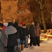 Ponad 100 osób przyszło pod pomnik Jana Pawła II przy płockiej katedrze