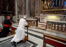 Franciszek modlił się przed grobem Jana Pawła