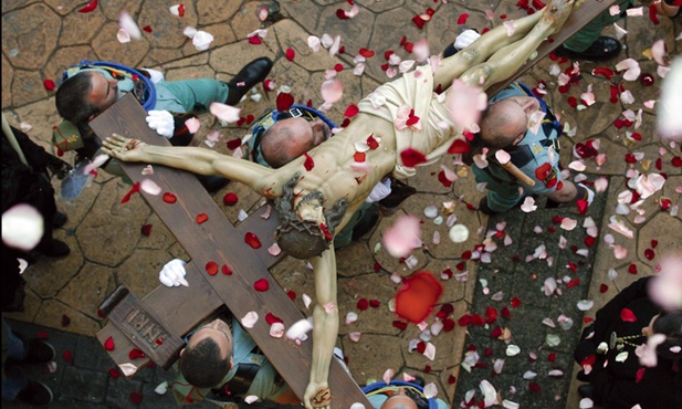  Oviedo, 24 marca 2013. Płatki róż spadające na figurę Ukrzyżowanego w czasie tradycyjnej procesji Niedzieli Palmowej