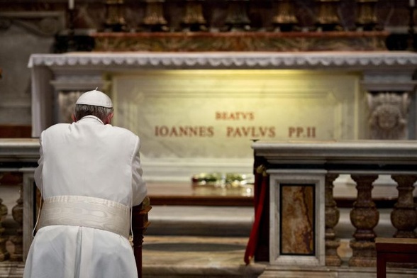 Co papież zawdzięcza papieżowi?