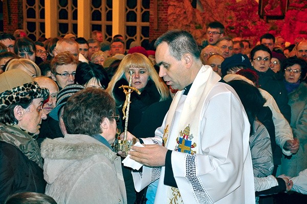 Wierni zgromadzeni w kościele pw. Ducha Świętego uczcili relikwie z krwi bł. Jana Pawła II przyniesione z Góry Chełmskiej