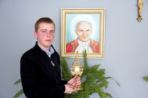  Adam Trzciński nie tylko dba o pamięć o Smoleńsku. Udziela się również bardzo aktywnie w życiu parafii katedralnej, a w domu ma relikwie  bł. Jana Pawła II
