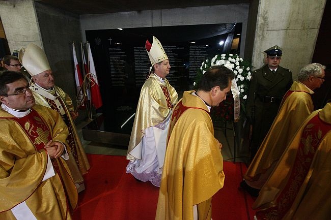 Msza św. za ofiary katastrofy. Świątynia Opatrzności Bożej