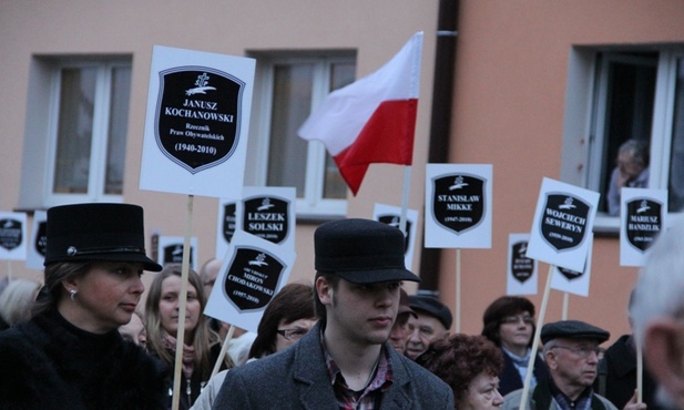 Uczestnicy nieśli tabliczki z nazwiskami osób, które zginęły pod Smoleńskiem 