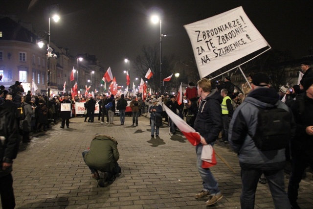 Smoleńska rocznica: pochód tysiąca flag