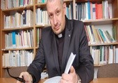 Ks. Piotr Kieniewicz  jest teologiem moralistą, pracownikiem Instytutu Teologii Moralnej na Wydziale Teologii KUL. Specjalizuje się w zagadnieniach bioetycznych. Jest członkiem zgromadzenia księży marianów, ma 47 lat.