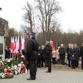 Delegacja KP PSP w Kutnie składa wieniec pod pomnikiem ofiar zbrodni katyńskiej