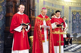Biskup Piotr Libera wspominał swych poprzedników w biskupiej posłudze w Płocku w czasie liturgii ciemnej jutrzni w czasie Triduum Paschalnego