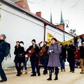 Członkowie wspólnoty przeszli sprzed archikatedry do oliwskiego parku