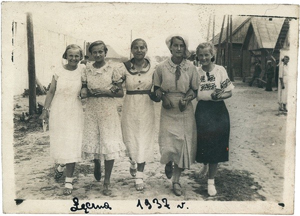 Łęcznianki na ul. Chełmskiej, od lewej: Wacława Hołowińska, Klementyna Abraszek, Patyrówna, Wanda Filisiuk i Felicja Kosiak