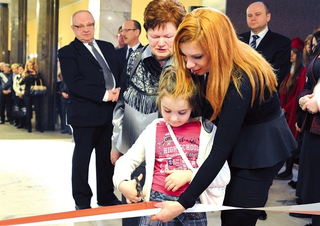 Wstęgę otwierającą wystawę dedykowaną pamięci ojca, kpt. Artura Ziętka, przecina córka Patrycja