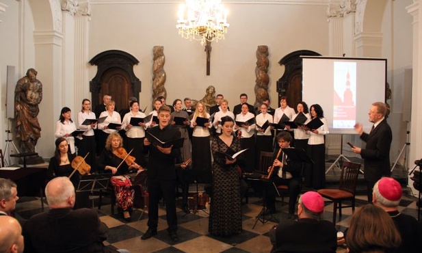 Galę uświetnił występ zespołu Ars Nova wraz z chórem „Cantilena" klasztoru sióstr urszulanek SJK w Sieradzu