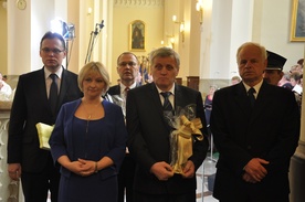 Przedstawiciele parlamentu z darami ofiarnymi