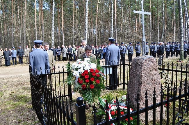 Pod kamiennym obeliskiem składano kwiaty. Tuż obok posadzono dwa dęby pamięci