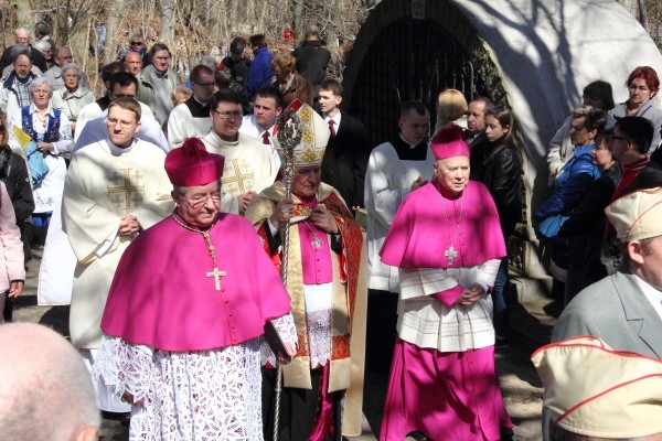 Wierni wraz z biskupami i kapłanami w uroczystej procesji udali się do polowego ołtarza