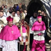 Wierni wraz z biskupami i kapłanami w uroczystej procesji udali się do polowego ołtarza