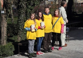 Młodzi wolontariusze przed kościołem Matki Boskiej Nieustającej Pomocy w Pruszczu. To dzięki wielkiemu zaangażowaniu młodych ludzi udało się zebrać tak znaczną kwotę