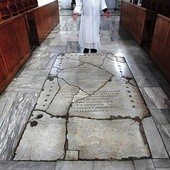 W rzymskim kościele św. Sabiny pomiędzy dwoma rzędami stalli (ław dla zakonników) znajduje się pęknięta płyta nagrobna.  Kościół św. Sabiny jest świątynią bardzo ważną dla dominikanów. Mieszkał przy nim długo sam św. Dominik, w nim przyjęto także do zakonu pierwszych polskich dominikanów