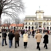  Członkowie wspólnot neokatechumenalnych śpiewem i tańcem głosili Dobrą Nowinę 