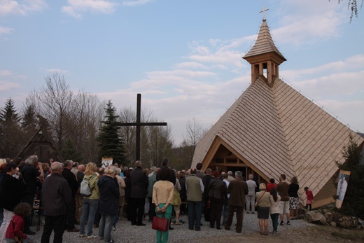 Kaplicę zbudowano na stromym zboczu.