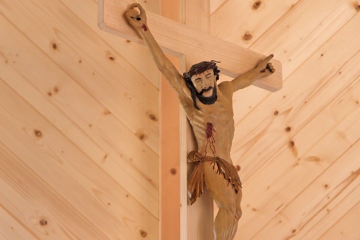 Krzyż wieńczący różaniec, zwieszony na suficie kaplicy