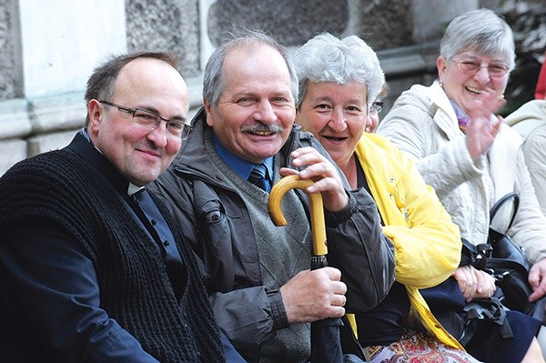 Ks. Ryszard Mucha,  proboszcz z Brzeźnicy, z pątnikami