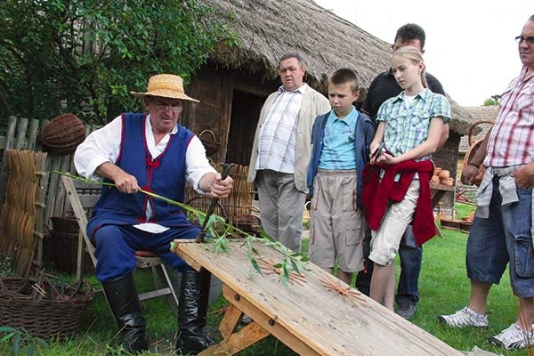 Muzeum Wsi Mazowieckiej w Sierpcu rozwija się dzięki środkom z Funduszy Europejskich. Co roku odwiedza je ponad  60 tys. gości, którzy mogą zobaczyć np. jak się przygotowuje materiał do wyplatania koszy