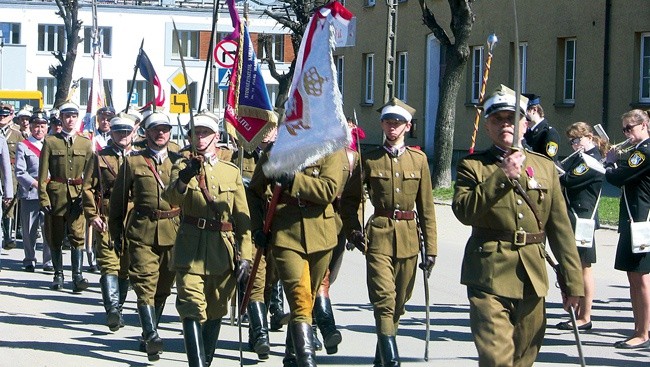 Defilada przed pomnikiem marszałka Józefa Piłsudskiego w wykonaniu grup rekonstrukcyjnych m.in. z Ciechanowa, Radomia i Wołomina